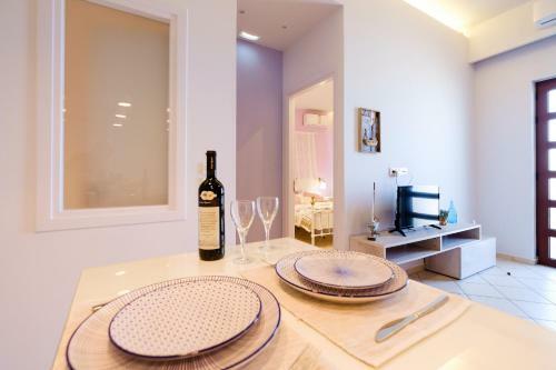 Cozy Home Steps From Old Port, Seafront & Parking