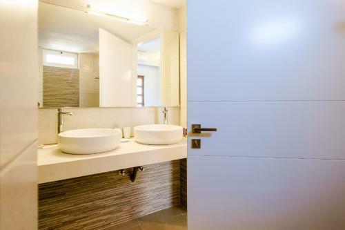 Cozy Home Steps From Old Port, Seafront & Parking