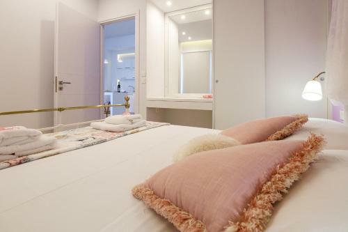 Cozy Home Steps From Old Port, Seafront & Parking