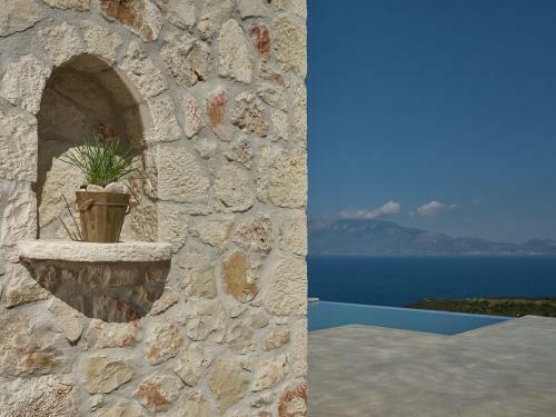 Villa Akron Luxury Suites