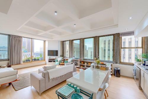 Cartwright - 1101 Chic Downtown Apartment