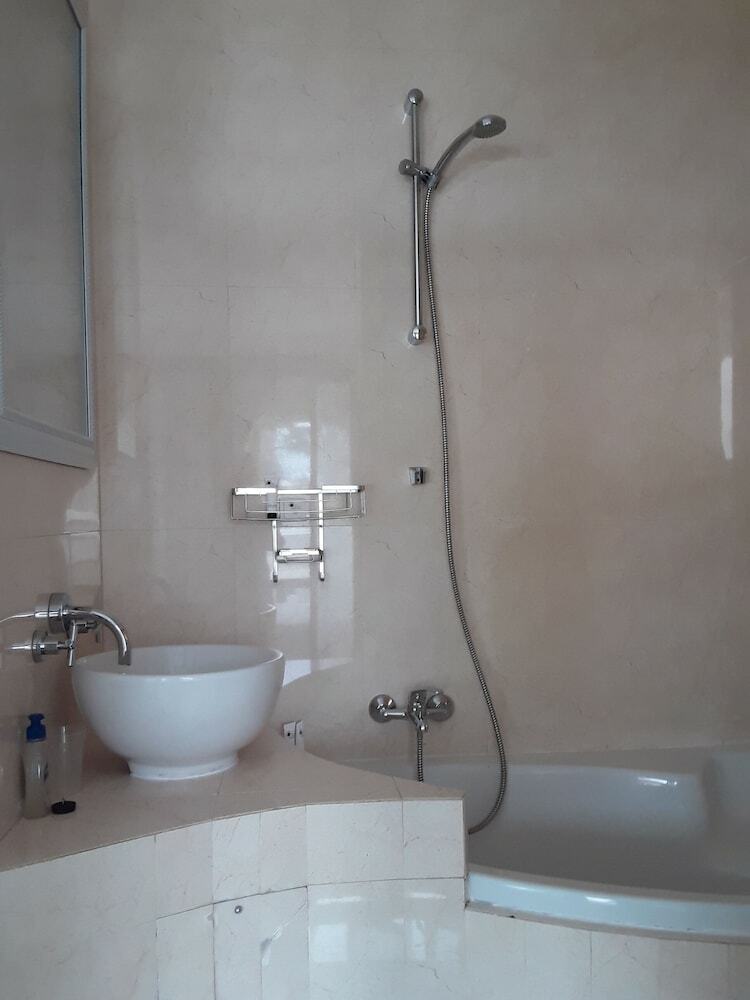 Hostal Bon Ami Guest House