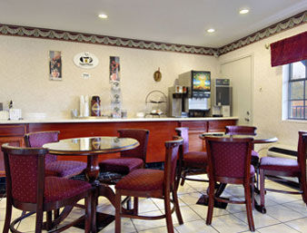 Hotel Super 8 By The Galleria / North Dallas