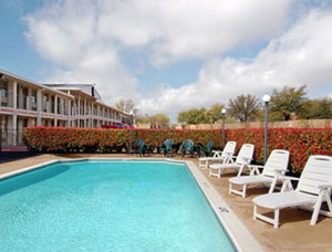 Hotel Super 8 By The Galleria / North Dallas