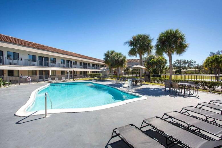 Hotel Super 8 Naples