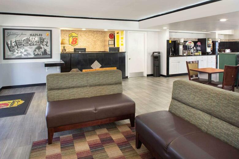 Hotel Super 8 Naples