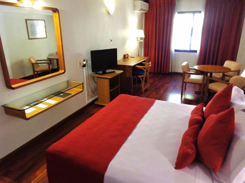 Hotel Balmoral Plaza