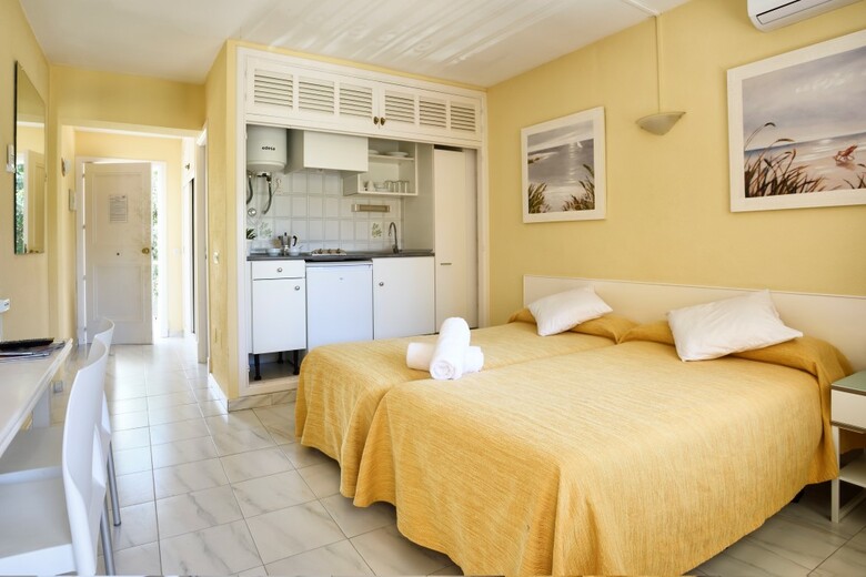 Naika Studios & Apartments
