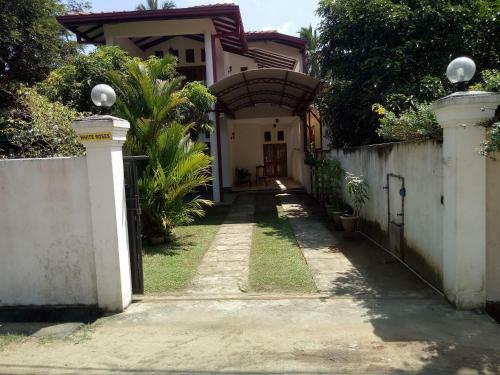 Hostal White Roses Homestay