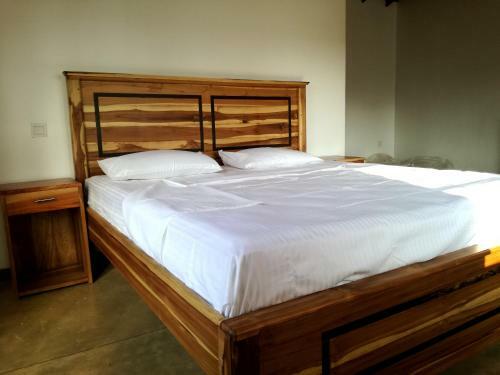 Hostal Lakdiv Lake Resort