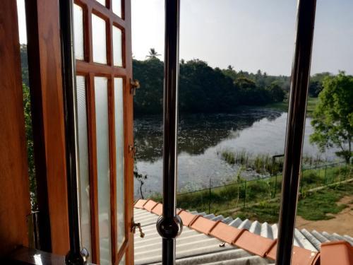 Hostal Lakdiv Lake Resort