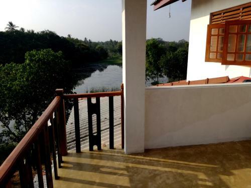 Hostal Lakdiv Lake Resort