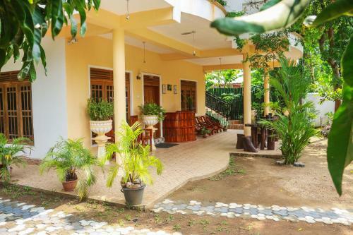 Sarath Home Stay And Safari