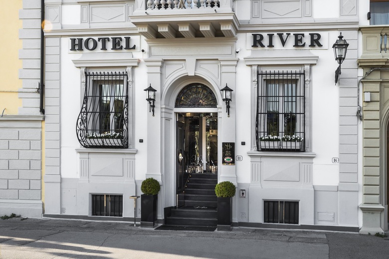 River Hotel