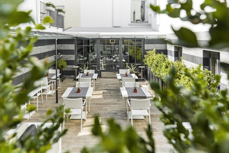 River Hotel