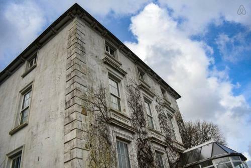 Healthfield Manor