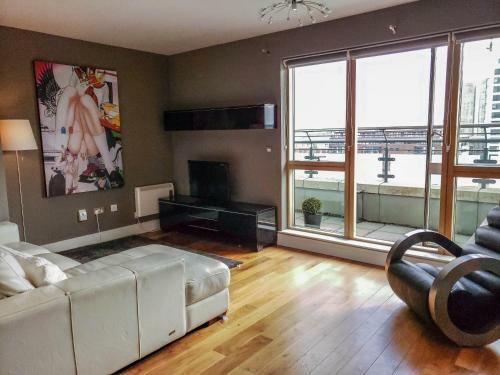 Apartment Overlooking Canal 2 Bedroom