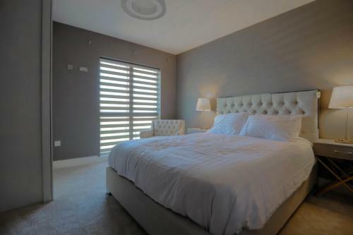 Apartment Overlooking Canal 2 Bedroom