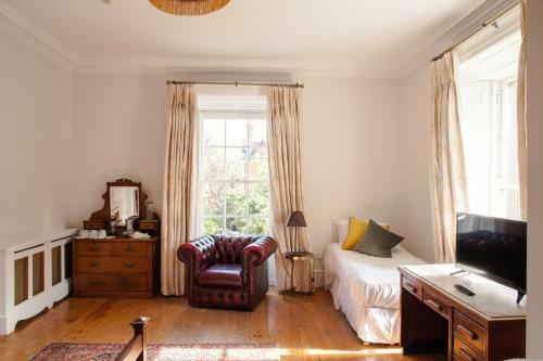 Hostal The Harcourt Suites