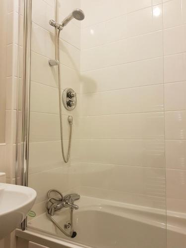 2 Bed Apartment Near The 3 Arena Sleeps 4