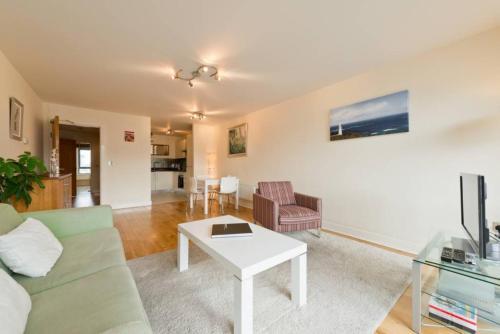 Spacious Dual-aspect 2 Bedroom Apartment