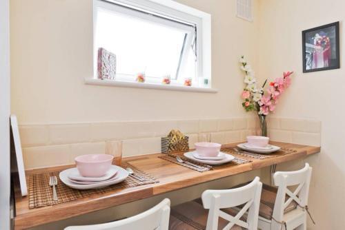 2 Bedroom Riverside Apartment Sleeps 5