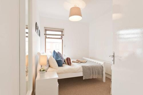 2 Bedroom Riverside Apartment Sleeps 5