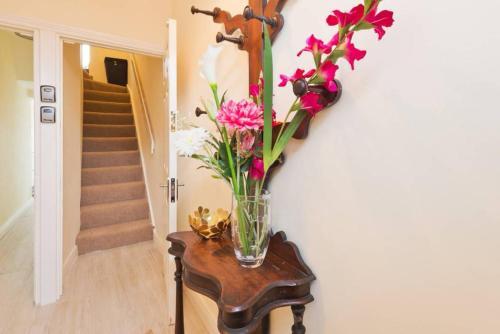 2 Bedroom Riverside Apartment Sleeps 5