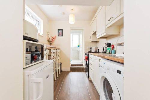 2 Bedroom Riverside Apartment Sleeps 5