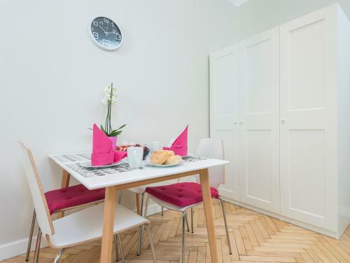 Delightful New Town Square Apartment