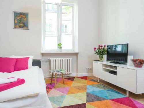 Delightful New Town Square Apartment
