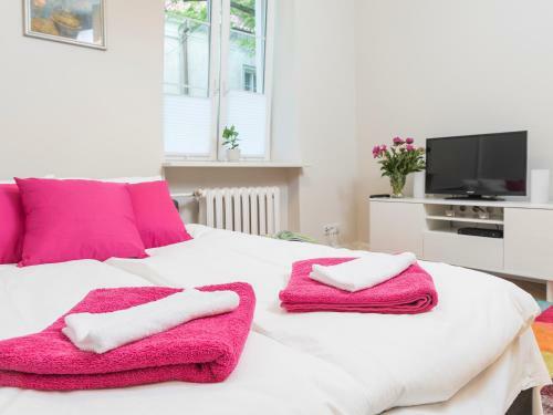 Delightful New Town Square Apartment