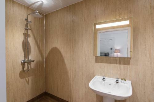 Apartment (3rd Floor) 47 Marine Terrace