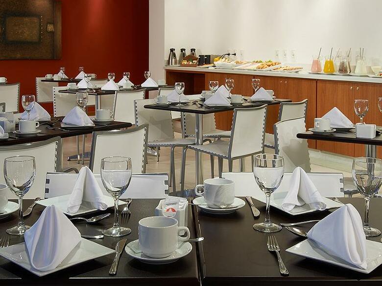 Real Colonia Hotel And Suites