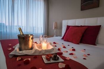 Real Colonia Hotel And Suites