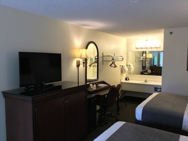Hotel Brookwood Inn