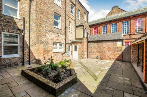 Apartment 8 Blue Bridge Court