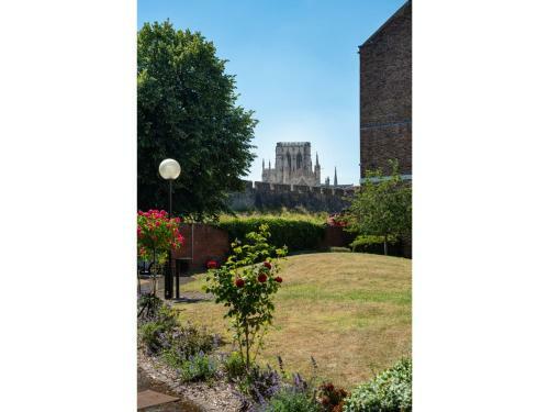 Stunning 1br Apartment In Central York W/parking