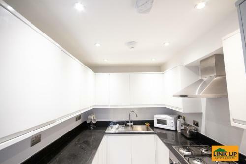 Holden Court Apartment - Apt 1