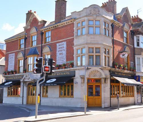 The Somerset House Hotel & Bbq