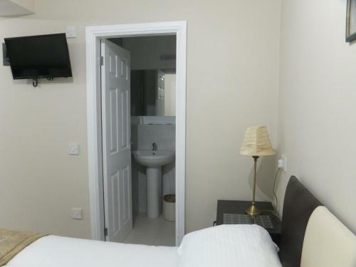 Hostal Roger Ground