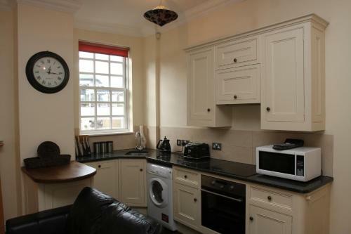 Apartment Opposite Windsor Castle!!