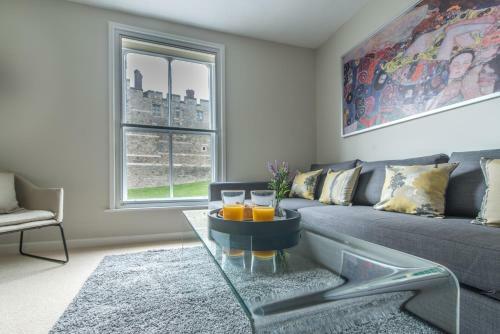 Central Windsor Apartment Facing The Castle