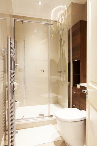 Urban Living's - Castle View Luxury Apartment