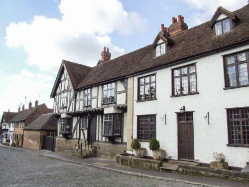 The Retreat, Warwick