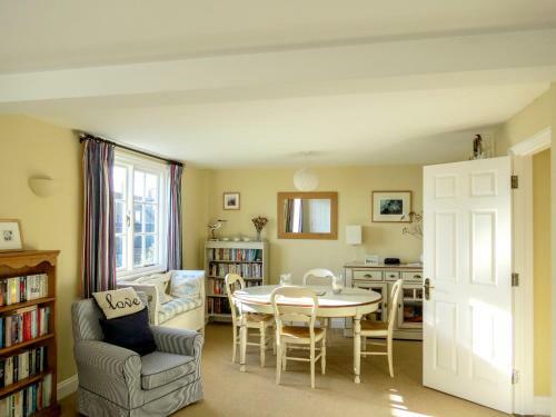 Ogilvie Lodge Apartment