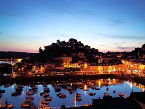 Modern Apartment In Torquay Devon With Private Garden