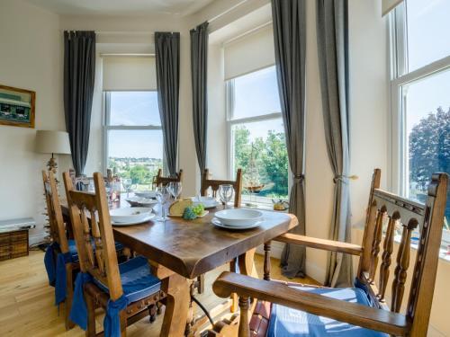Modern Apartment In Torquay Devon With Private Garden
