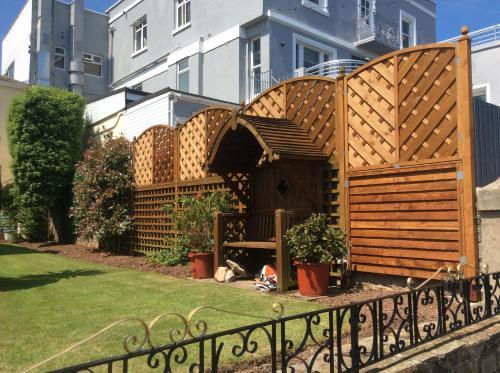 Hostal Coombe Court Hotel