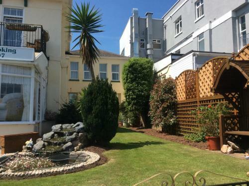Hostal Coombe Court Hotel